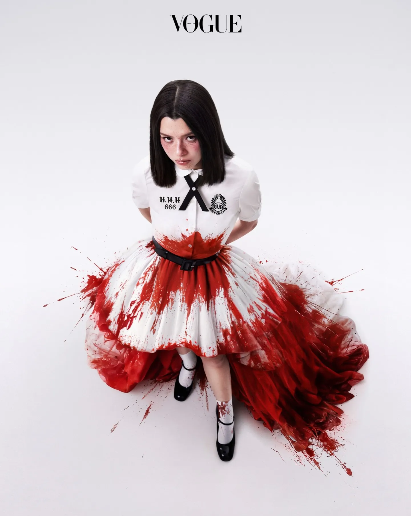 ยูนิฟอร์มนักเรียนสีแดงของแนนโน๊ะ จากซีรีส์ Girl from Nowhere the Reset ออกแบบโดย EYE OF PROVIDENCE ATELIER