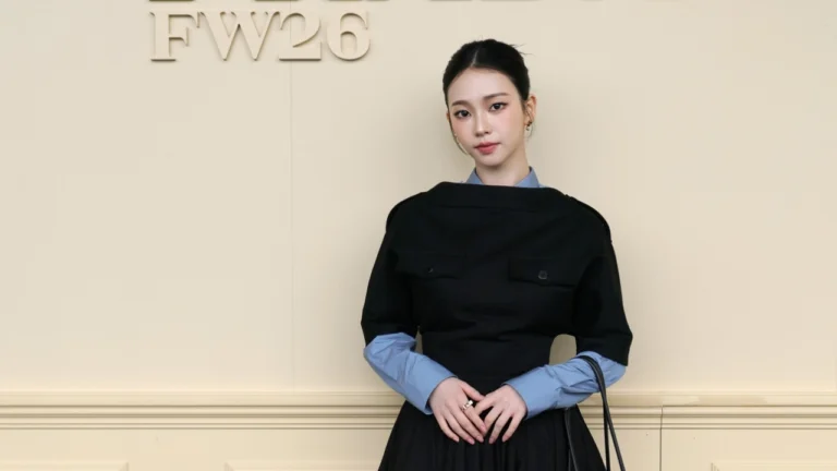 KARINA สมาชิกวง aespa ใส่ชุดกระโปรงผ้ากาบาร์ดีน Prada SS26 เข้าร่วมงาน Milan Fashion Week 2026