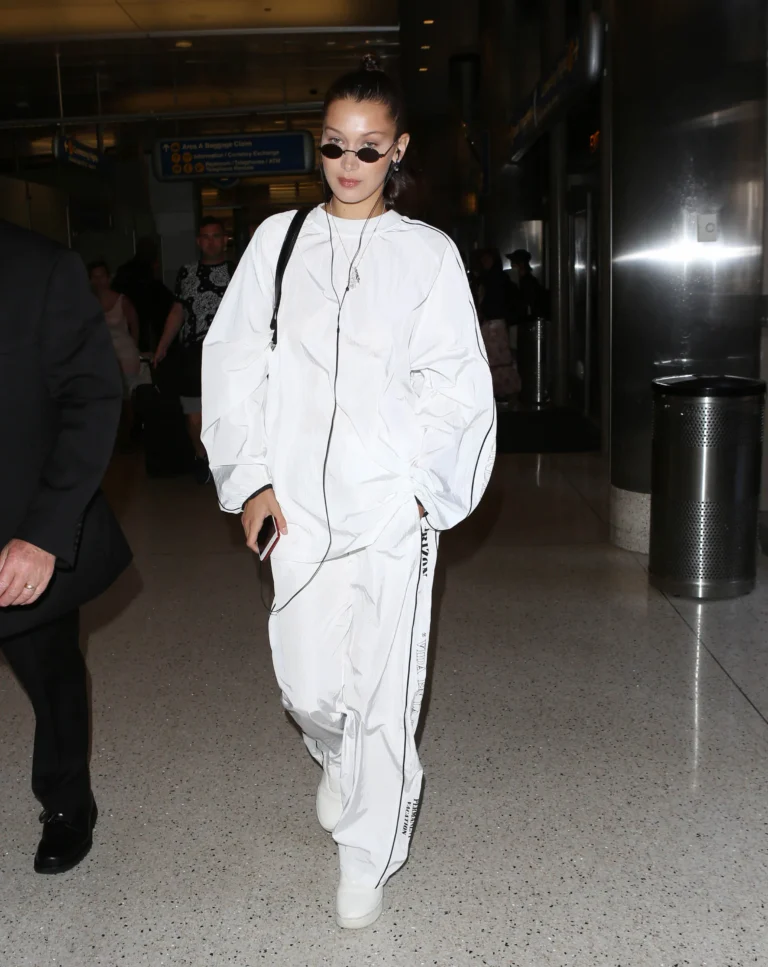 หูฟังมีสายสีขาว สไตล์มินิมอล เทรนด์สุขภาพที่กลับมาได้รับความนิยมอีกครั้ง