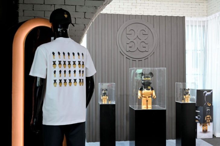 ฟิกเกอร์ BE@RBRICK x G/FORE รุ่นลิมิเต็ดโทนสีดำทอง พร้อมเสื้อผ้าและหมวกแฟชั่นกอล์ฟ